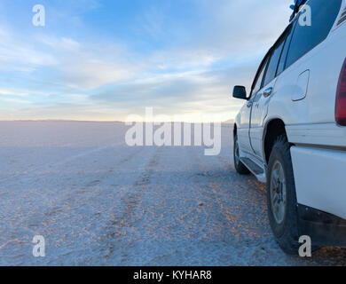 SUV auf der saltmarsh in Uyuni Stockfoto