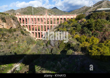 Adler Aquädukt, ein Aquädukt aus dem 19. Jahrhundert auf den Barranco de la Coladilla de Cazadores, Nerja, Malaga, Spanien. Stockfoto