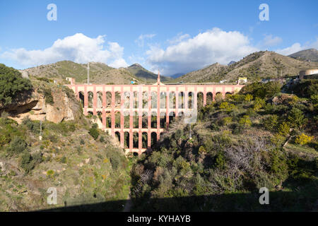 Adler Aquädukt, ein Aquädukt aus dem 19. Jahrhundert auf den Barranco de la Coladilla de Cazadores, Nerja, Malaga, Spanien. Stockfoto