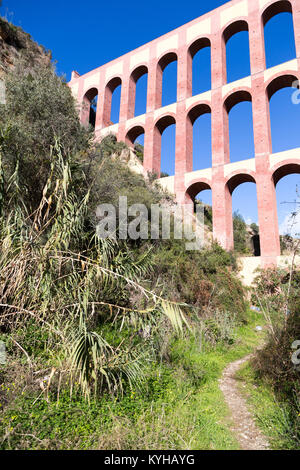 Adler Aquädukt, ein Aquädukt aus dem 19. Jahrhundert auf den Barranco de la Coladilla de Cazadores, Nerja, Malaga, Spanien. Stockfoto