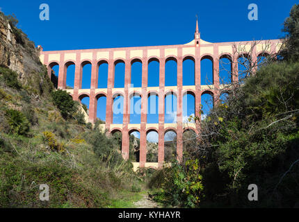 Adler Aquädukt, ein Aquädukt aus dem 19. Jahrhundert auf den Barranco de la Coladilla de Cazadores, Nerja, Malaga, Spanien. Stockfoto