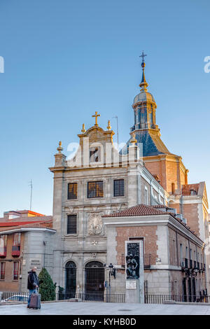 Blick auf die Iglesia del Sacramento, Kirche des Sakramentes, in der Calle Mayor, Madrid Spanien. Stockfoto