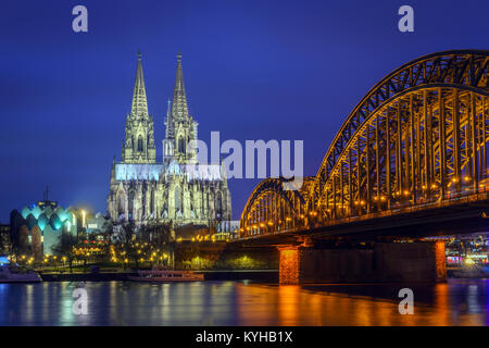 Kölner Dom (Dom) und Hohenzollernbrücke an der blauen Stunde Stockfoto