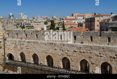 Panoramablick auf die Altstadt Jerusalem hinter der alten Mauer der Stadt Davids. Stockfoto