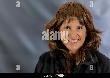 Attraktive Frau mittleren Alters mit braunen Layered hair lächelnd Stockfoto