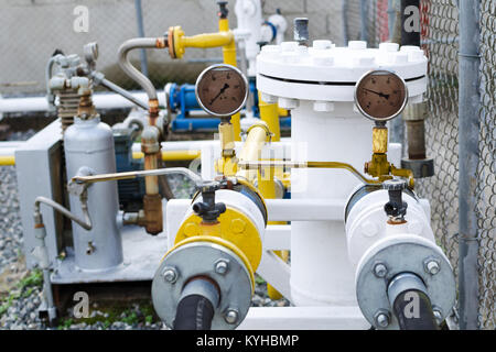 Manometer am Kompressor an einer Tankstelle für Kraftstoff befüllen. Stockfoto