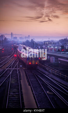 Züge in Clapham Junction, einem der verkehrsreichsten Bahnhöfe der Welt, überschrift in London für den Morgen pendeln. Stockfoto