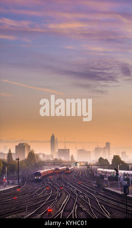 Züge in Clapham Junction, einem der verkehrsreichsten Bahnhöfe der Welt, überschrift in London für den Morgen pendeln. Stockfoto