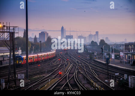 Züge in Clapham Junction, einem der verkehrsreichsten Bahnhöfe der Welt, überschrift in London für den Morgen pendeln. Stockfoto