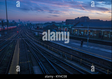 Züge in Clapham Junction, einem der verkehrsreichsten Bahnhöfe der Welt, überschrift in London für den Morgen pendeln. Stockfoto