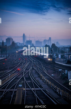 Züge in Clapham Junction, einem der verkehrsreichsten Bahnhöfe der Welt, überschrift in London für den Morgen pendeln. Stockfoto