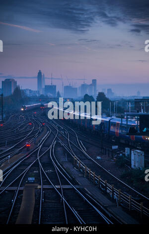 Züge in Clapham Junction, einem der verkehrsreichsten Bahnhöfe der Welt, überschrift in London für den Morgen pendeln. Stockfoto