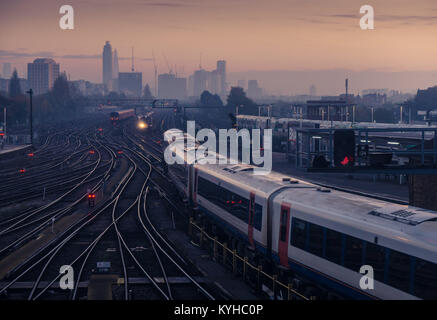 Züge in Clapham Junction, einem der verkehrsreichsten Bahnhöfe der Welt, überschrift in London für den Morgen pendeln. Stockfoto