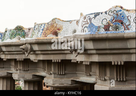 Das Mosaik wave Bank im Park Gruel in Barcelona, Spanien. Stadtbild Blick von Oben, mit Blick auf die Stadt bei Sonnenuntergang, lebendige Farben Stockfoto