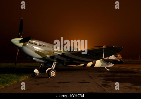 Spitfire bei Nacht. Supermarine Spitfire Mark IX TA805 Spirit of Kent beleuchtet durch Flughafenbeleuchtung am Biggin Hill Stockfoto