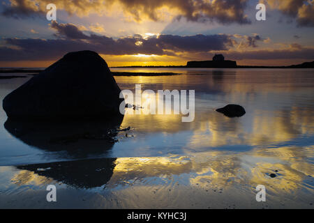 Church in the Sea, Porth Cwyfan, Aberffraw, Anglesey, North Wales, Stockfoto