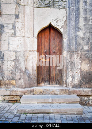 Im asiatischen Stil alte Holztür in Baku Altstadt Stockfoto
