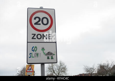 Ein Hinweisschild für die Autofahrer, dass Sie betreten einen 20 mph Höchstgeschwindigkeit Zone. Stockfoto