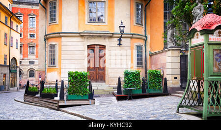 Stockholm, Schweden, hübschen gepflasterten Straße und Gebäude in der Altstadt Gamla Stan. Malerische alte öffentliche Telefonzelle im Vordergrund. Stockfoto