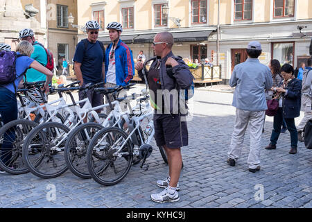 Stockholm Schweden bike tour Gruppe trifft auf einem öffentlichen Platz in Gamla Stan, der historischen Altstadt von Stockholm. Fahrräder stehen aufgereiht Stockfoto