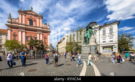 LJUBLJANA, Slowenien, 11. AUGUST 2017: Tromostovje square Nachmittag mit Touristen, Ljubljana, Hauptstadt Sloweniens Stockfoto