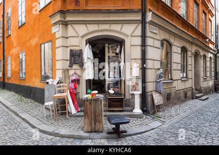 Stockholm Shop Verkauf von gebrauchten Vintage Kleidung und Hausrat auf dem Bürgersteig außerhalb angezeigt. Lage in der malerischen Gamla Stan oder die Alte Stadt Stockfoto