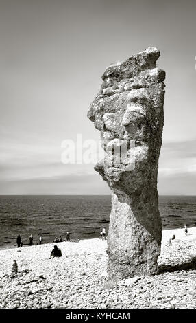 Faro, Schweden riesigen Kalkstein Felsen auf der Ostsee Strand. Schwarz und Weiß Schwarzweiß. Vertikale Stockfoto