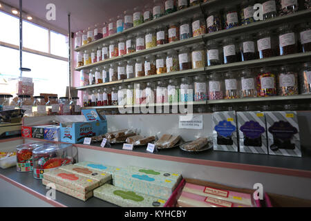 Allgemeine Aussicht auf leckere Spezialitäten in einer traditionellen Süßigkeiten Shop im Küstenort East Wittering, West Sussex, UK. Stockfoto