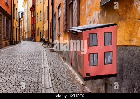 Stockholm Schweden urig Mailbox auf einem gepflasterten Straße in der malerischen Altstadt, Gamla Stan, oder Altstadt Stockfoto