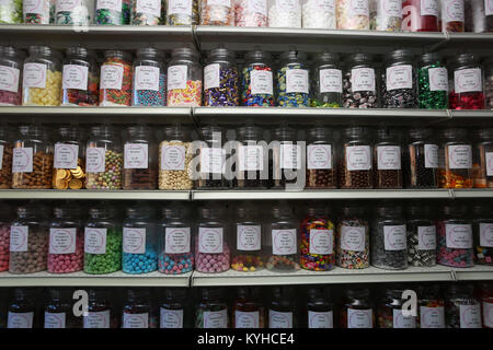 Allgemeine Aussicht auf leckere Spezialitäten in einer traditionellen Süßigkeiten Shop im Küstenort East Wittering, West Sussex, UK. Stockfoto