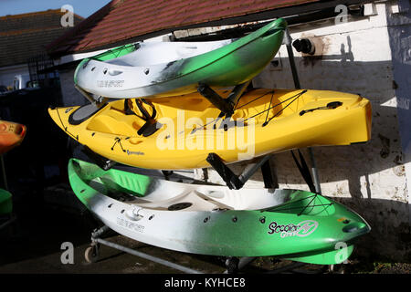 Drei Paddle Boards dargestellt für Verkauf in einem surf shop im East Wittering, West Sussex, UK. Stockfoto