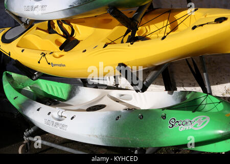 Drei Paddle Boards dargestellt für Verkauf in einem surf shop im East Wittering, West Sussex, UK. Stockfoto