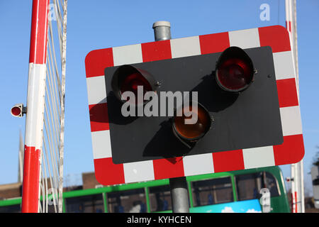 Nahaufnahme der Bahnübergang Warnleuchten in Chichester, West Sussex, UK. Stockfoto