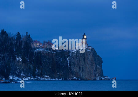 Split Rock Lighthouse in der Abenddämmerung. Split Rock Lighthouse State Park, Minnesota. Ende Januar, von Dominique Braud/Dembinsky Foto Assoc Stockfoto