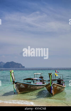 Longtail Boote bei Poda Island, Krabi, Railay Provence, Thailand am Ufer des Adaman See Stockfoto