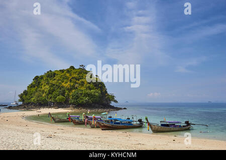 Longtail Boote bei Poda Island, Krabi, Railay Provence, Thailand am Ufer des Adaman See Stockfoto