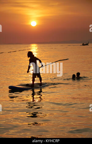 Sonnenuntergang, Adaman Sea, West Railay Beach, Krabi, Thailand Stockfoto