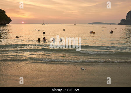 Sonnenuntergang, Adaman Sea, West Railay Beach, Krabi, Thailand Stockfoto