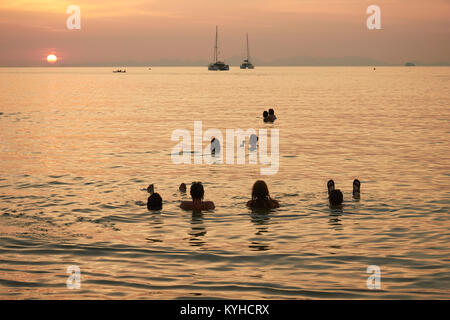 Sonnenuntergang, Adaman Sea, West Railay Beach, Krabi, Thailand Stockfoto