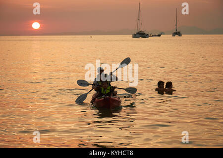 Sonnenuntergang, Adaman Sea, West Railay Beach, Krabi, Thailand Stockfoto