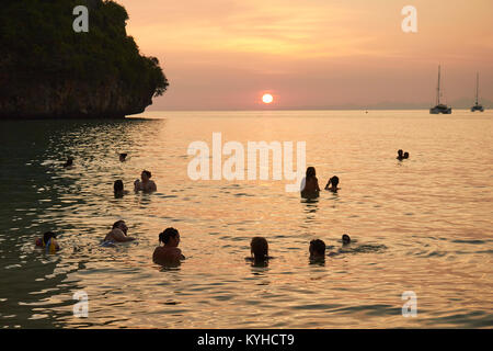 Sonnenuntergang, Adaman Sea, West Railay Beach, Krabi, Thailand Stockfoto