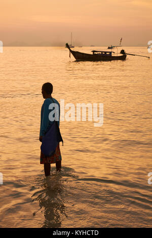 Sonnenuntergang, Adaman Sea, West Railay Beach, Krabi, Thailand Stockfoto