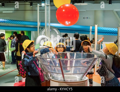 NAGOYA, Japan - 18. NOVEMBER 2015: Nagoya City Science Museum beherbergt die größte Planetarium der Welt, sie schildert die Biowissenschaften und allgemeine Überwachungspersonen Stockfoto