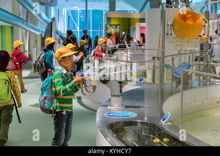 NAGOYA, Japan - 18. NOVEMBER 2015: Nagoya City Science Museum beherbergt die größte Planetarium der Welt, sie schildert die Biowissenschaften und allgemeine Überwachungspersonen Stockfoto