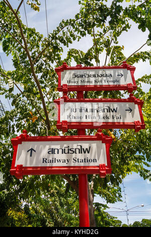 Wegweiser zum Bahnhof und andere Attraktionen, Hua Hin, Thailamd Stockfoto
