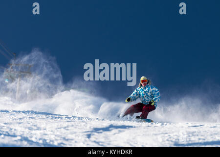 Schnelle Snowboarder auf Skipiste Stockfoto