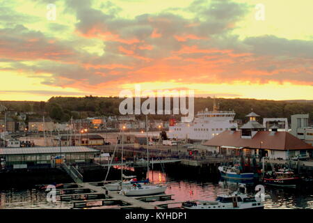 Sonnenuntergang Nacht geschossen von Rothesay Hafen mit der Fähre argyle Docking für die Nacht Caledonian MacBrayne Fähren Argyle Rothesay, Vereinigtes Königreich Stockfoto