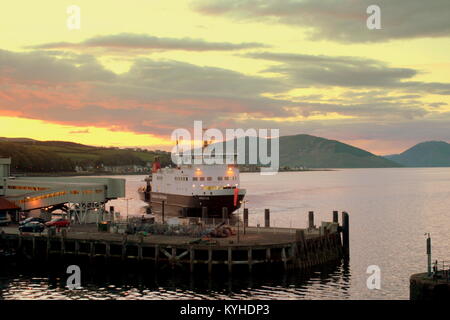 Sonnenuntergang Nacht geschossen von Rothesay Hafen mit der Fähre argyle Docking für die Nacht Caledonian MacBrayne Fähren Argyle Rothesay, Vereinigtes Königreich Stockfoto