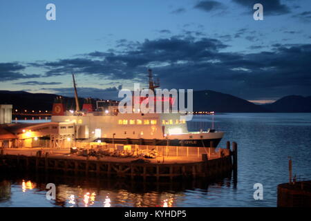 Sonnenuntergang Nacht geschossen von Rothesay Hafen mit der Fähre argyle Docking für die Nacht Caledonian MacBrayne Fähren Argyle Rothesay, Vereinigtes Königreich Stockfoto