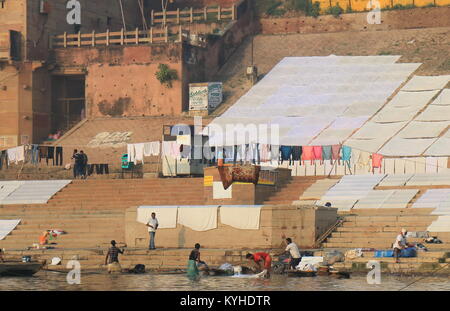 Wäscheservice auf Babuapandey Ghat in Varanasi Indien getrocknet werden. Stockfoto